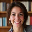 Retrato sonriente de Lucía Fernández, encargada de la sección de ficción e infantil.
